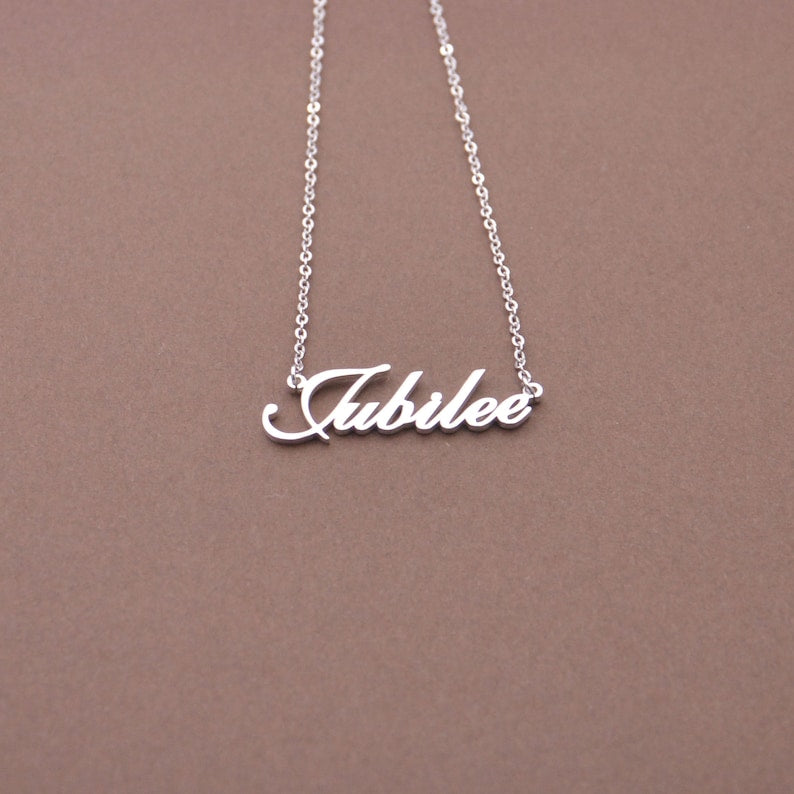 Personalized name necklace by Muhva Store featuring a sleek chain and custom engraved name pendant on a white background.