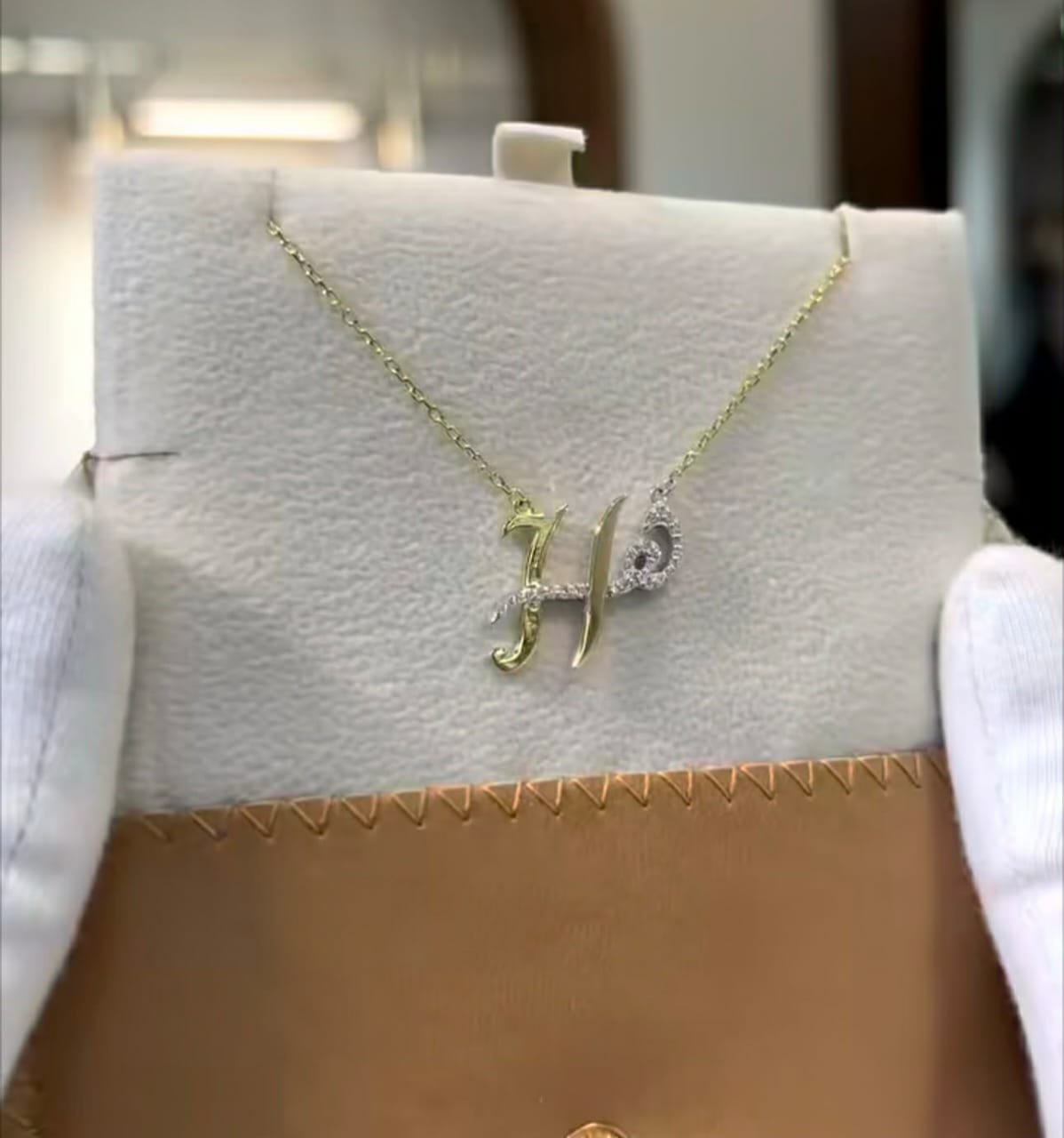 Arabic and English name necklace with pendant, featuring personalized name design, jewelry accessory from MUHVA STORE.