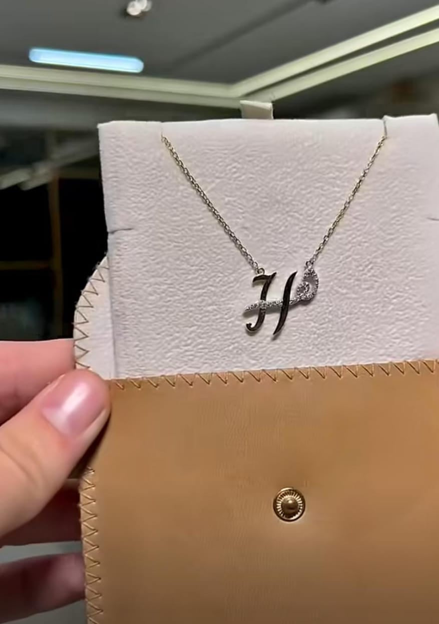 Arabic and English name necklace with gold chain, personalized jewelry from MUHVA STORE featuring custom name pendant.