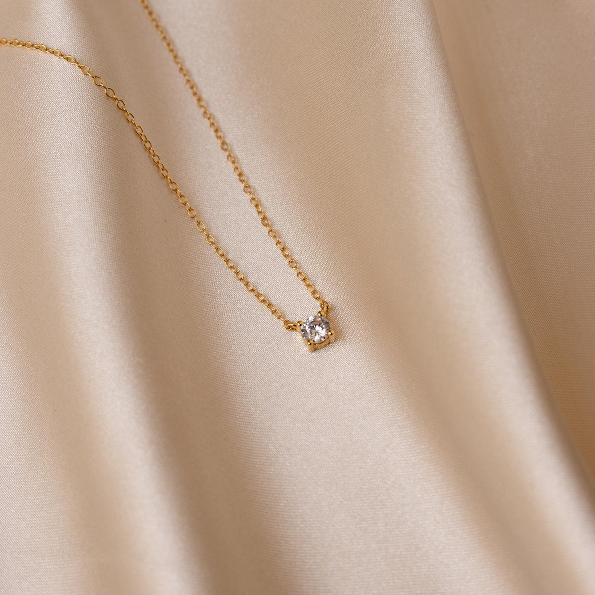 Dainty diamond pendant necklace with a small sparkling diamond on a delicate silver chain, stylish jewelry from MUHVA STORE