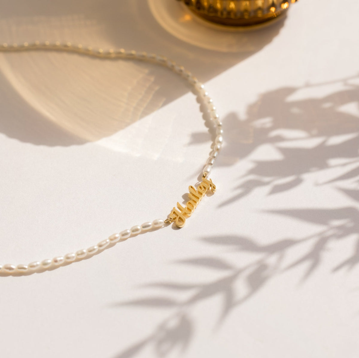 Personalized pearl name necklace with elegant pearl and custom name pendant, showcasing a stylish jewelry piece by MUHVA STORE.