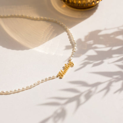 Personalized pearl name necklace with elegant pearl and custom name pendant, showcasing a stylish jewelry piece by MUHVA STORE.