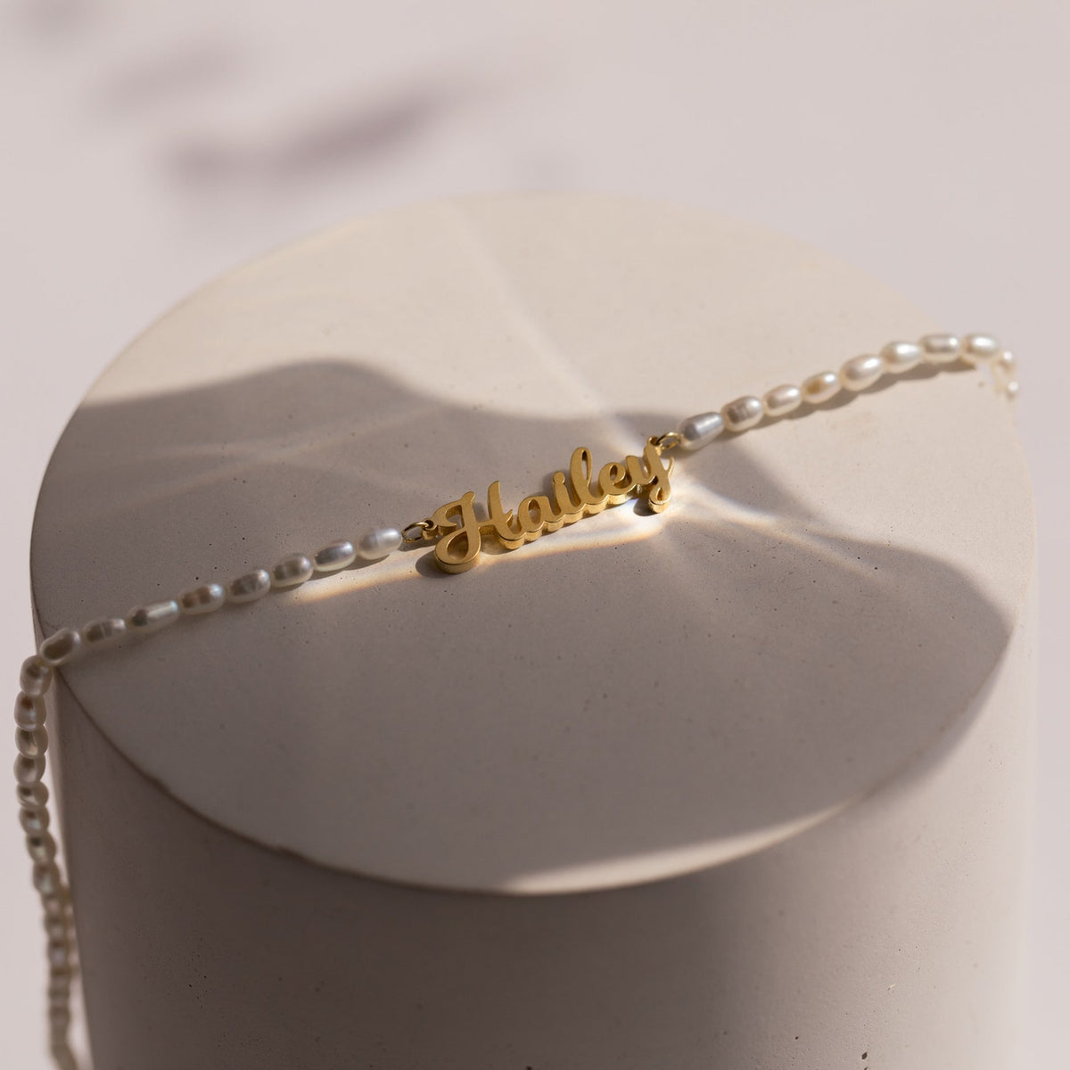 Personalized pearl name necklace by MUHVA STORE featuring elegant pearls and custom engraved name pendant.