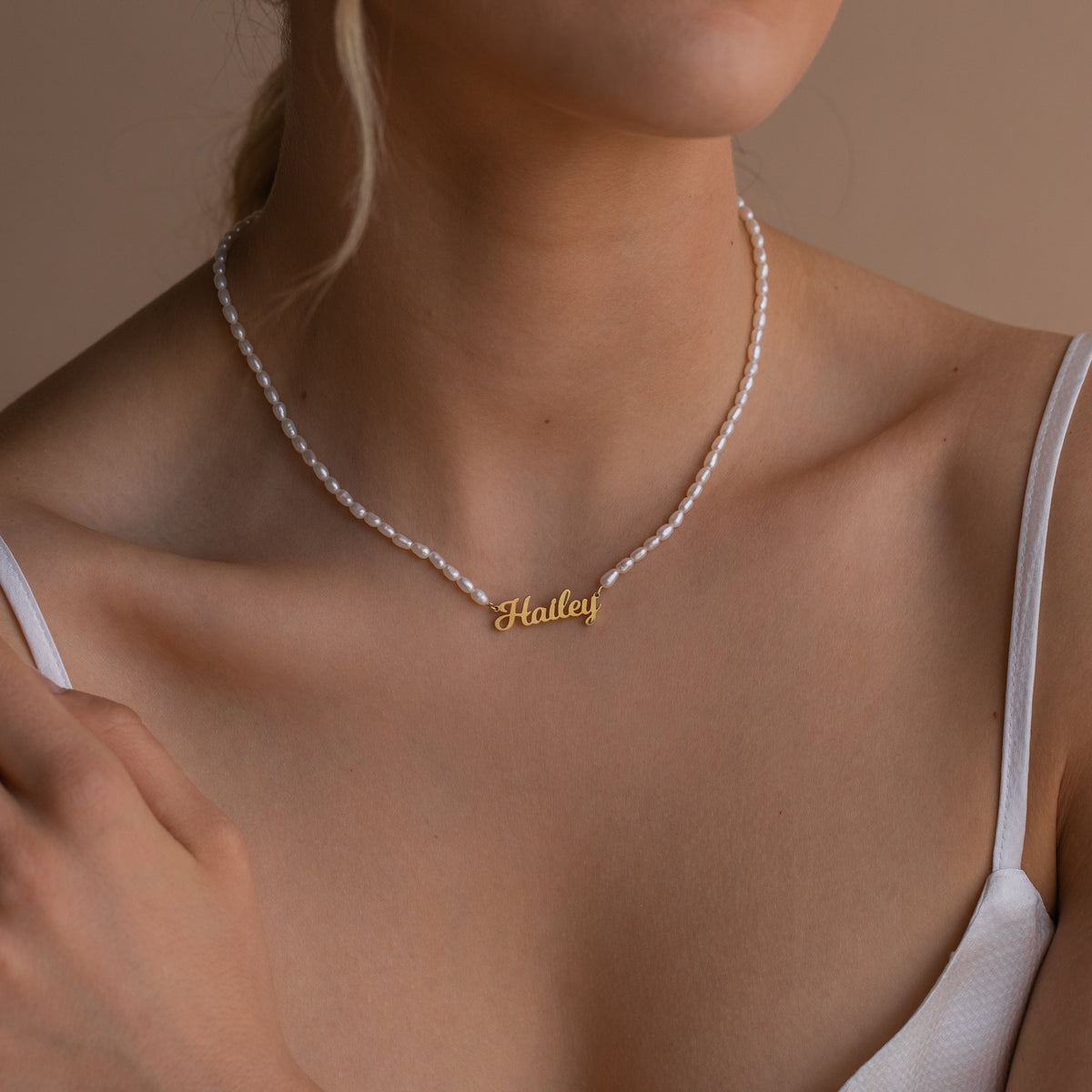 Personalized pearl name necklace with a silver chain and custom name pendant, elegant jewelry by MUHVA STORE.