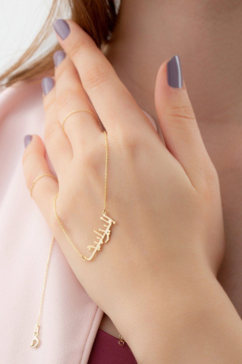 Personalized name necklace from Muhva Store with custom engraving, featuring a sleek chain and elegant script font.