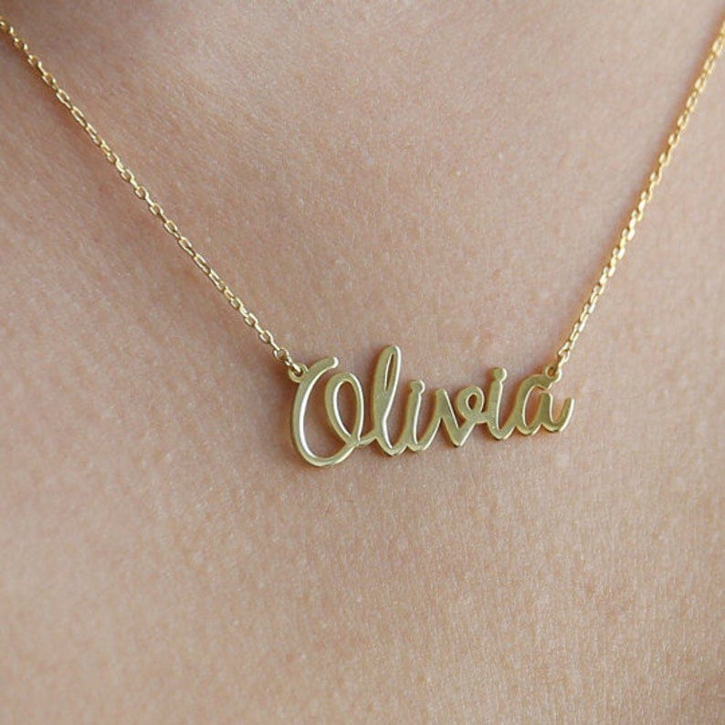 Personalized name necklace from Muhva Store featuring a sleek chain and custom engraved name pendant.