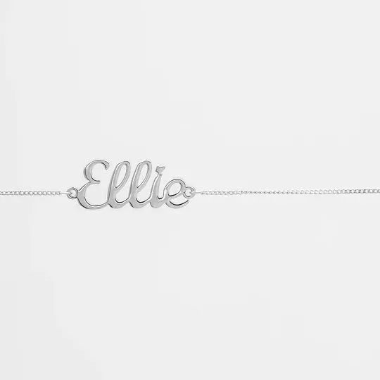 Custom name belly chain by Muhva Store featuring a delicate gold chain with personalized name pendant on a model's midriff.