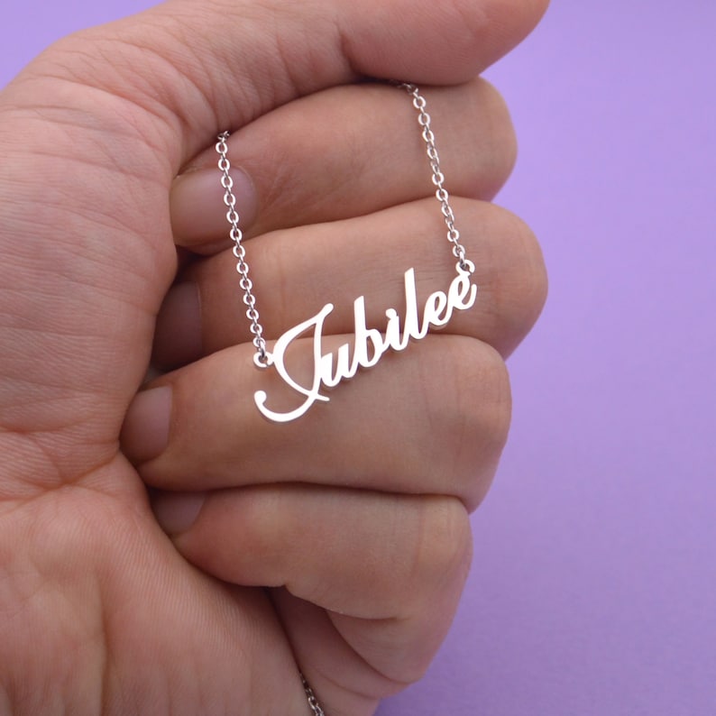 Personalized name necklace from Muhva Store featuring a sleek chain and custom engraved name pendant.